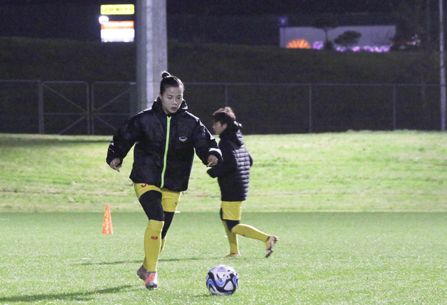 Đội tuyển nữ Việt Nam tiếp tục tập luyện dưới trời mưa rét ở Auckland - Ảnh 1.