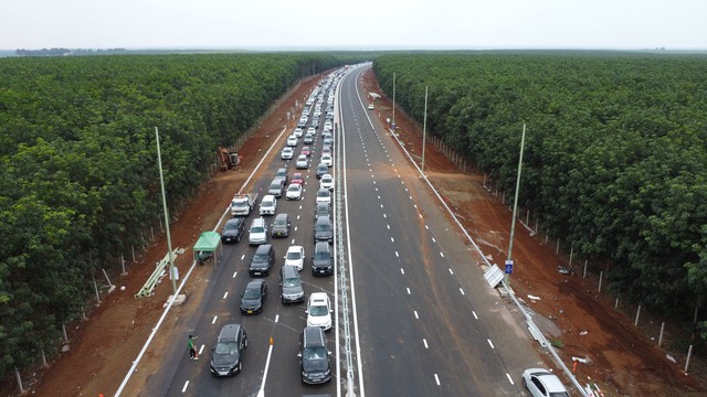 Lăng kính bạn đọc: Khẩn cấp xây trạm dừng trên cao tốc  - Ảnh 1.