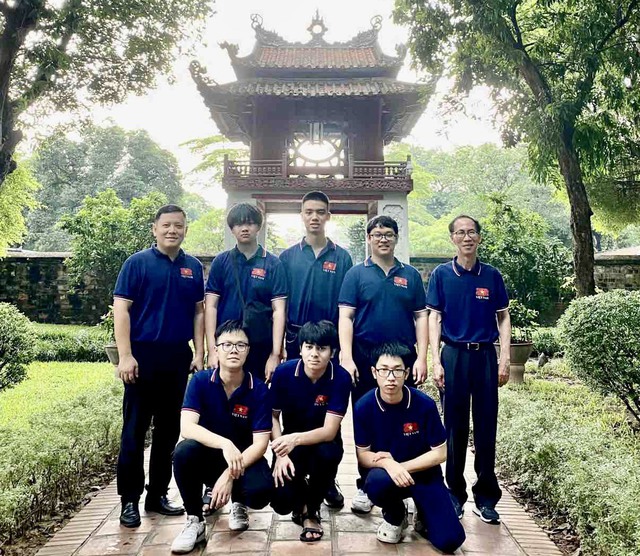 Học sinh Việt Nam giành 2 huy chương vàng Olympic toán học quốc tế 2023 - Ảnh 1.