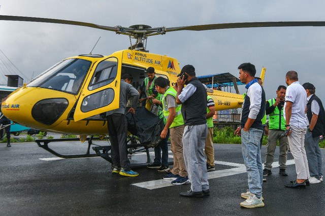 Trực thăng rơi ở Nepal, 5 du khách nước ngoài thiệt mạng - Ảnh 1.