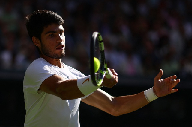 Alcaraz hẹn hò 'tái đấu' với Djokovic trong trận chung kết giải Wimbledon - Ảnh 1.