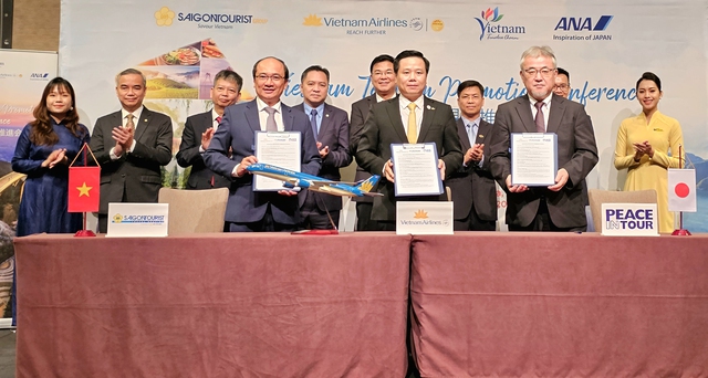 Lễ ký kết giữa 3 bên: Saigontourist Group, Vietnam Airlines và Công ty du lịch Nhật Bản Peace In Tour