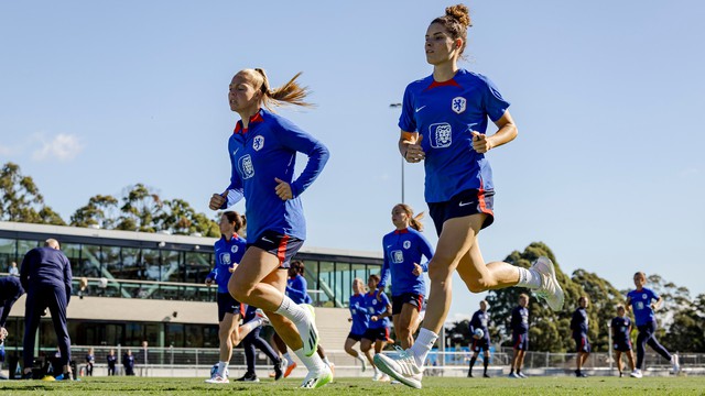 Đội tuyển nữ Hà Lan chê mặt cỏ tại Sydney, tìm sân tập mới - Ảnh 2.