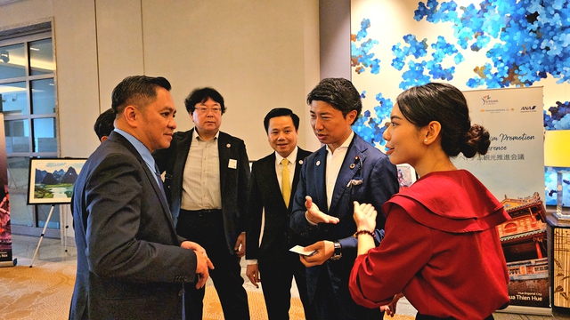 Ông Phạm Huy Bình, Chủ tịch Saigontourist Group (bên trái) trao đổi với Hạ nghị sĩ Aoyagi Yoichiro (thứ hai từ phải sang)