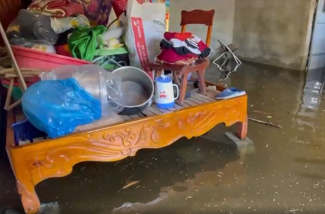 Nhà dân bị ngập lụt giữa mùa hè do nước của kênh thủy lợi - Ảnh 5.