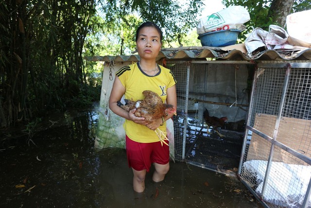 Nhà dân bị ngập lụt giữa mùa hè do nước của kênh thủy lợi - Ảnh 2.