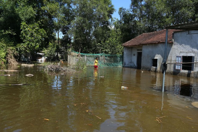 Nhà dân bị ngập lụt giữa mùa hè do nước của kênh thủy lợi - Ảnh 4.
