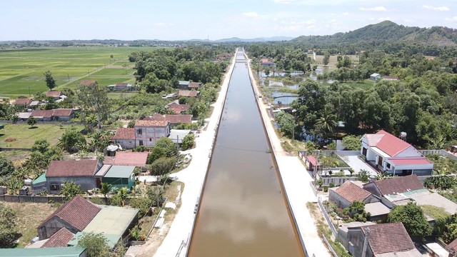 Nhà dân bị ngập lụt giữa mùa hè do nước của kênh thủy lợi - Ảnh 1.