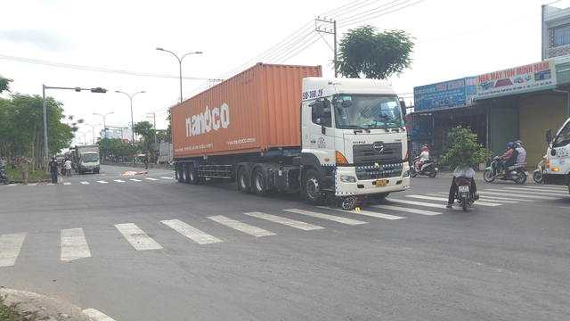 Xe container cuốn xe đạp điện vào gầm, 1 người tử vong - Ảnh 1.