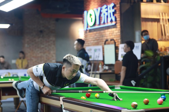 Cơ thủ billiards Hoàng Thái Duy 'ẵm' 79 triệu đồng tiền thưởng sau loạt đánh penalty  - Ảnh 1.