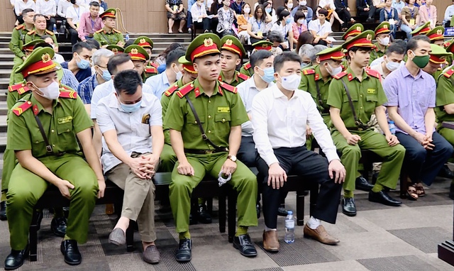 Cựu Thứ trưởng Bộ Ngoại giao bảo không được đưa tiền nữa, nhưng đưa vẫn nhận - Ảnh 1.