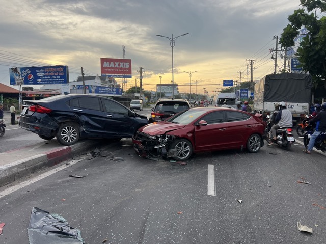 Tai nạn ở Tiền Giang: Xe tải tông 2 xe ô tô con dừng chờ đèn đỏ - Ảnh 1.