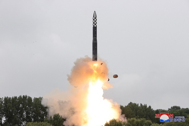 Triều Tiên tuyên bố thử vũ khí 'cốt lõi', gửi cảnh báo tới Mỹ - Ảnh 1.