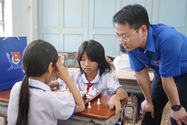 Đoàn công tác T.Ư Đoàn thăm thanh niên tình nguyện hè tỉnh Bình Định - Ảnh 3.