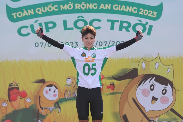 Đồng đội Nguyễn Thị Thật giành áo vàng chung cuộc giải xe đạp nữ An Giang 2023 - Ảnh 3.