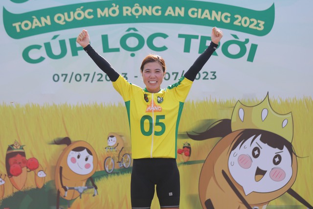 Đồng đội Nguyễn Thị Thật giành áo vàng chung cuộc giải xe đạp nữ An Giang 2023 - Ảnh 2.