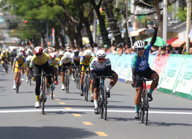 Đồng đội Nguyễn Thị Thật giành áo vàng chung cuộc giải xe đạp nữ An Giang 2023 - Ảnh 1.
