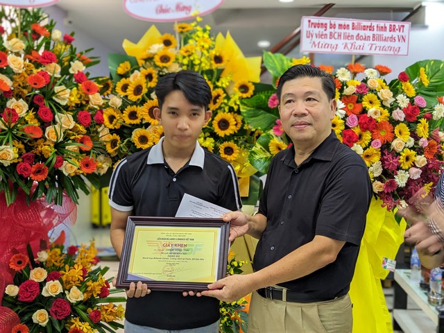 Trần Quyết Chiến nhận thêm phần thưởng trong lễ khai trương văn phòng mới của VBSF - Ảnh 3.