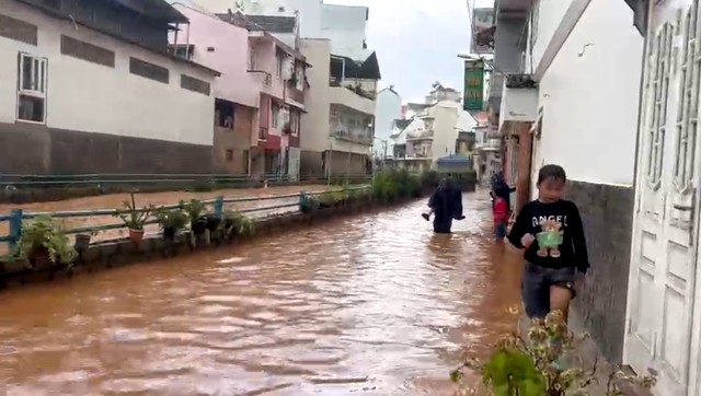 Đà Lạt: Mưa đá lại gây ngập cục bộ một số tuyến đường - Ảnh 2.