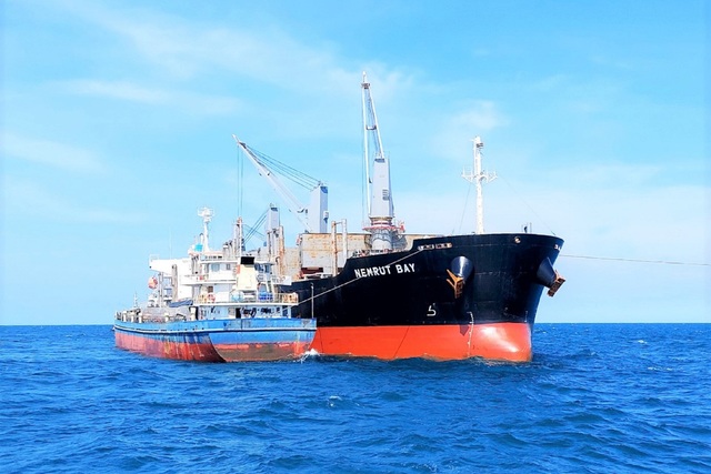 Cứu hộ thành công tàu nước ngoài mắc cạn tại vùng biển Bình Thuận - Ảnh 1.