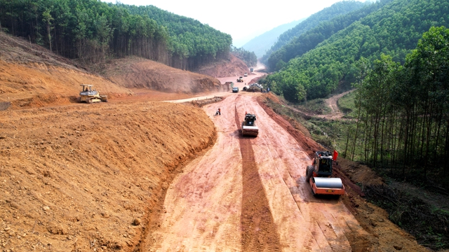 Quảng Ninh đầu tư hơn 5.500 tỉ đồng làm đường sang 3 tỉnh lân cận  - Ảnh 1.