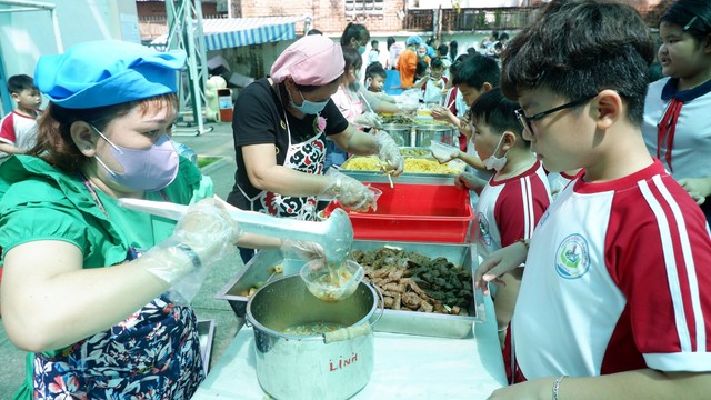 'Trợ lý' giúp đầu bếp trường học không đau đầu 'ngày mai ăn gì' - Ảnh 2.