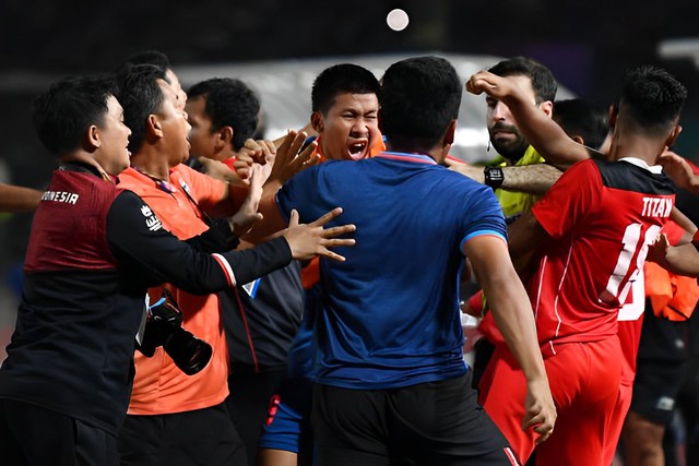 AFC xử phạt nặng vụ hỗn chiến ở trận chung kết SEA Games 32 - Ảnh 1.