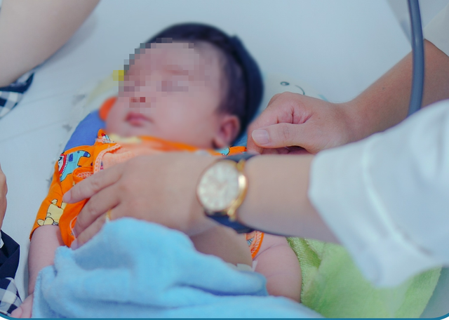 Nghẹt thở cứu sản phụ sinh lần 5 thoát cửa tử, bé 5,2kg chào đời an toàn - Ảnh 1.