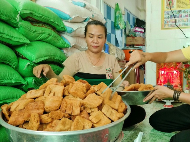 Chung hoàn cảnh có con mắc bệnh hiểm nghèo, người mẹ mở bếp cơm 0 đồng  - Ảnh 1.