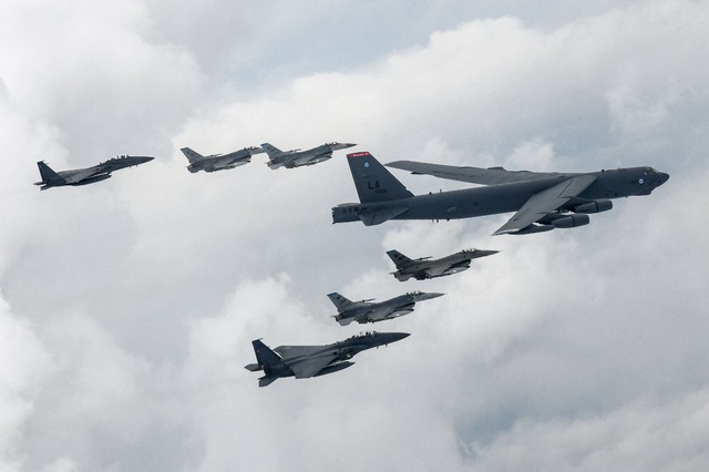 Mỹ, Hàn Quốc diễn tập với B-52H sau khi Triều Tiên phóng ICBM - Ảnh 1.