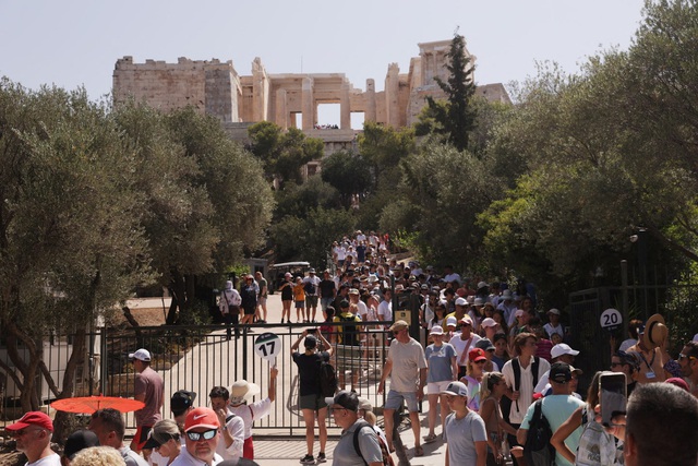 Nắng nóng bao trùm Nam Âu, Hy Lạp đóng cửa điểm du lịch nổi tiếng - Ảnh 1.