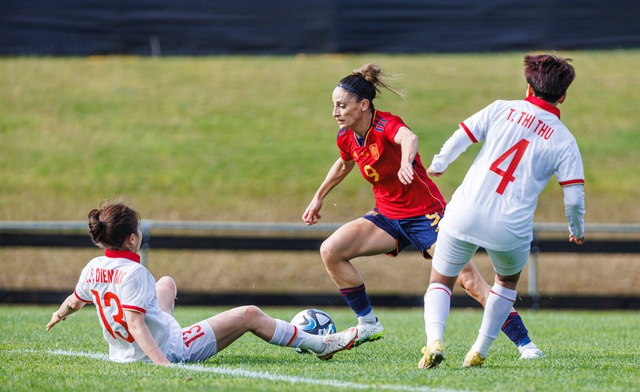 Đội tuyển nữ Việt Nam thua 0-9: 'Cầu thủ chưa tự tin, thiếu giao tiếp' - Ảnh 2.