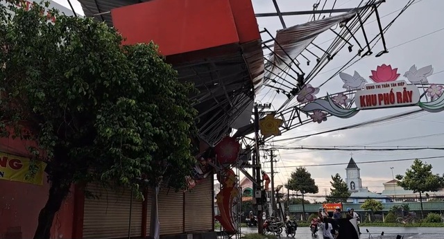 Tiền Giang: Bảng quảng cáo ngã đè đường điện trung thế, cả ngàn hộ dân mất điện - Ảnh 1.