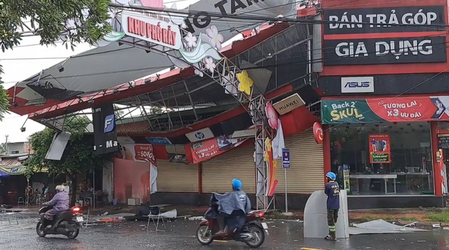 Tiền Giang: Bảng quảng cáo ngã đè đường điện trung thế, cả ngàn hộ dân mất điện - Ảnh 3.