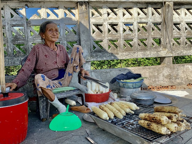 Thơm ngon bắp nướng mắm nêm của cụ bà 80 tuổi ở phố Tuy Hòa - Ảnh 1.