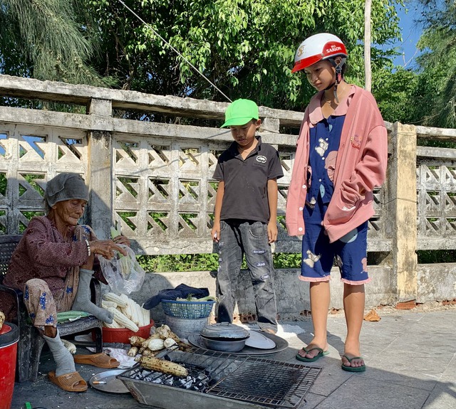 Thơm ngon bắp nướng mắm nêm của cụ bà 80 tuổi ở phố Tuy Hòa - Ảnh 3.