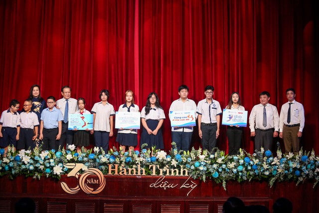 SASCO và Báo Thanh Niên trao học bổng cho các em mồ côi do Covid-19 - Ảnh 1.