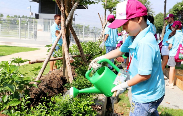 Cùng đi trồng cây tại Thành phố mới Bình Dương vào một ngày nắng hè - Ảnh 2.