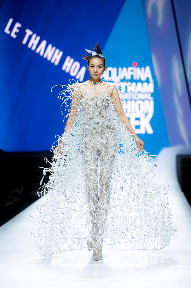 Lê Thanh Hòa, Thanh Hằng mở màn Tuần lễ thời trang quốc tế Việt Nam Hè 2023 - Ảnh 12.