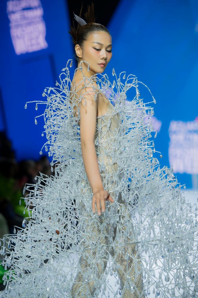 Lê Thanh Hòa, Thanh Hằng mở màn Tuần lễ thời trang quốc tế Việt Nam Hè 2023 - Ảnh 13.
