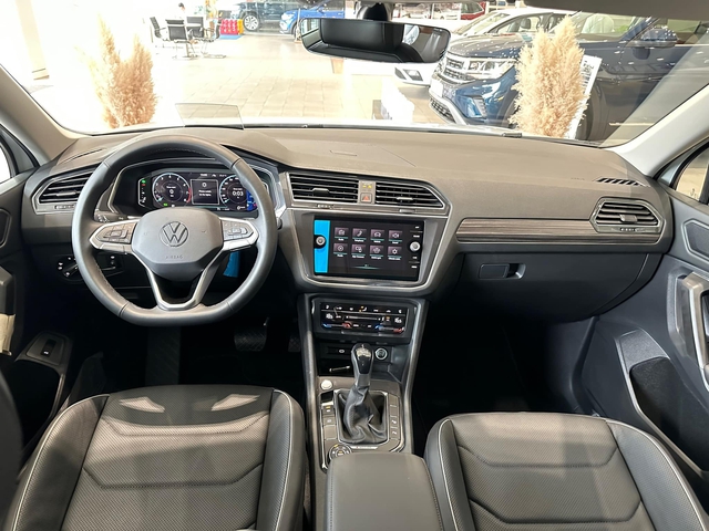 Volkswagen Tiguan Allspace đời mới giảm 'sốc' tới 400 triệu đồng tại Việt Nam - Ảnh 2. Volkswagen Tiguan Allspace đời mới giảm 'sốc' tới 400 triệu đồng tại Việt Nam - Ảnh 2.