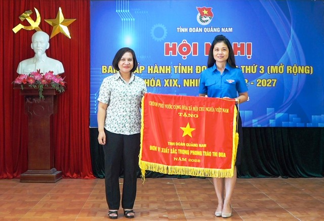 Tỉnh đoàn Quảng Nam nhận Cờ thi đua của Chính phủ - Ảnh 1.