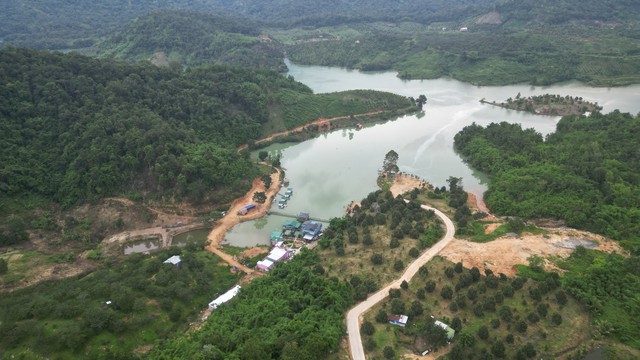 Bình Thuận: Khu du lịch không giấy phép &quot;mọc&quot; lên ở hồ thủy điện Đa Mi - Ảnh 7.