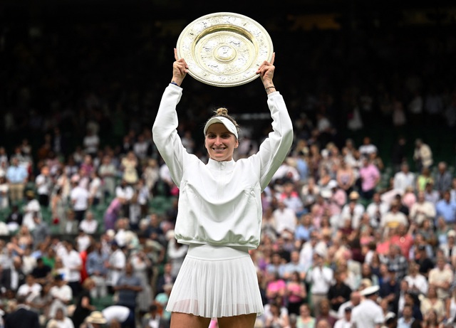 Vondrousova lập kỳ tích với chức vô địch giải Wimbledon 2023 - Ảnh 3.