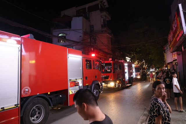 Hà Nội: Xưởng may bốc cháy trong đêm, cảnh sát điều 6 xe chữa cháy dập lửa - Ảnh 1.