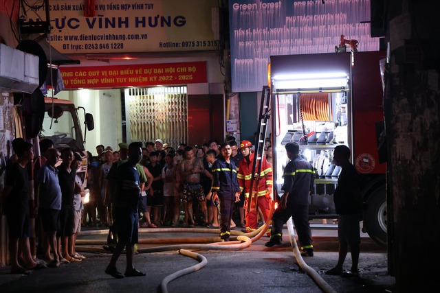 Hà Nội: Xưởng may bốc cháy trong đêm, cảnh sát điều 6 xe chữa cháy dập lửa - Ảnh 2.