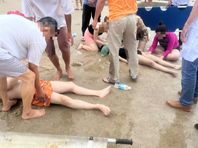 Bình Thuận: Cấp cứu một bác sĩ cùng 2 du khách đuối nước - Ảnh 1.