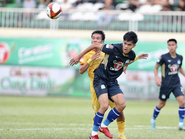 V-League 2023, HAGL 1-0 CLB Khánh Hòa: Vỡ òa phút bù giờ - Ảnh 4.