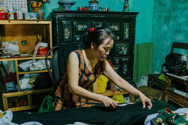 Người phụ nữ 20 năm kẽo kẹt dạy may cho người khuyết tật - Ảnh 1.