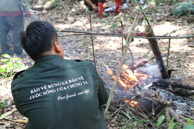 Giải cứu từ tay thợ săn, chú khỉ cụt chân được tái thả về rừng Tà Đùng - Ảnh 7.